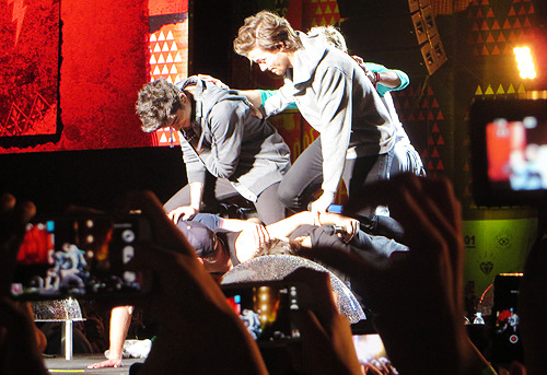  the boys trying to do a human pyramid only using one arm they failed  - São Paulo - 05/10 