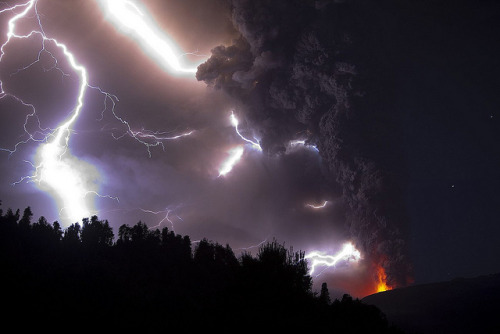  confirm3dkill: Yea these are real, its a Lightning storm crossing paths with the Icelandic volcano Eyjafjallajökull’s eruption column.  Here’s a link to the National Geographic Article   Nature and it’s awesome power…