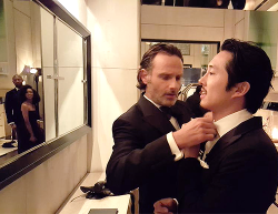 ricky-grimes:  Andrew Lincoln helping Steven Yeun prep for the #TWDFanPremiere (x)