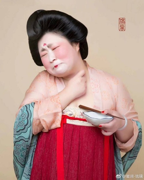 dressesofchina: A Tang Dynasty woman loves her Tangyuan Happy Lantern Festival!