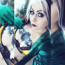 hexhypoxia:So ya know that feeling when you shoot an entire boudoir Rogue set and video.. and then realize AFTER that you forgot the contacts? No? Me neither.. 😹😹😹 Haha ok despite that I’m super excited about this set! Thank you to the amazing