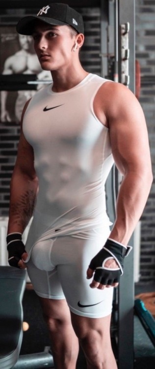 bimmernovice:  wvilldog:  hotndfunny:  Fuck thats a bulge!!!!  Follow for more hot guys: Hotndfunny     Sport’in   Nike pac