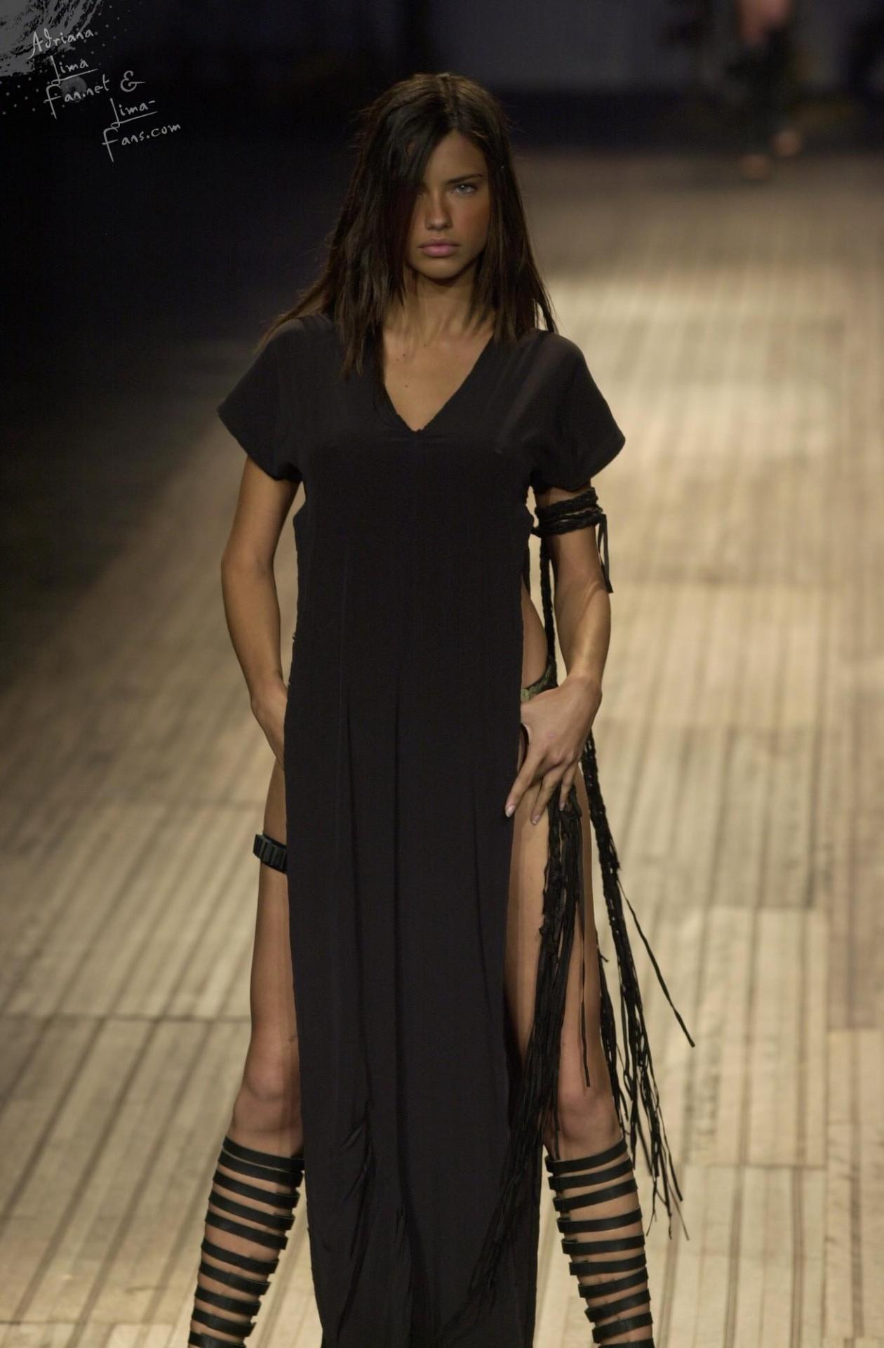 nhlovesadri:  Adriana lima for Ellus, Sao paulo Fashion Week 2002, 16/07/02. 