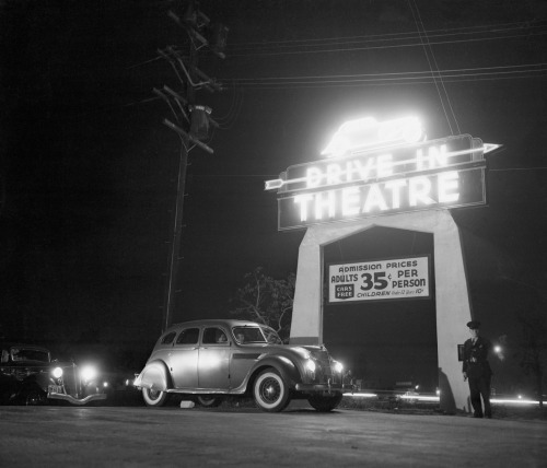 emigrejukebox: Cars waiting to enter a drive-in, Los Angeles, 1935