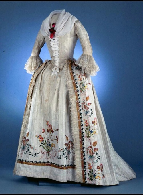 lookingbackatfashionhistory: • Woman’s gown and petticoat, embroidered. Date: 1780-1790 P