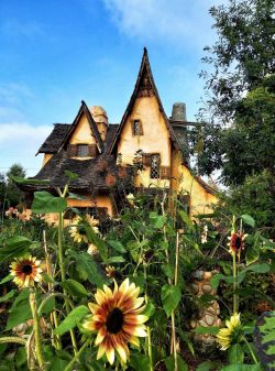 sofresh:  vintagehandsomemen:    The Witch’s House in Beverly Hills, built in 1921.  To learn more &amp; see the video!via: voiceofnature.tumblr.com  @emilkyy