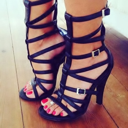 iheartheelstoo: chinese-shop: LOJA DO CHINÊS Follow me @ Beautiful Heels & Shoes