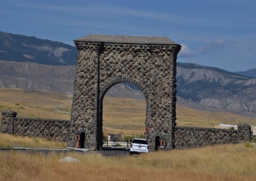 clumsum:Roosevelt Arch,  completed on August 15, 1903, the massive stone structure offers a glimpse 