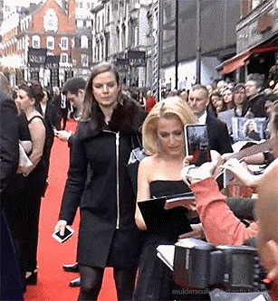 mulderscullyinthetardis:Piper cracking up when her mother chucks a pen across the red carpet may be 