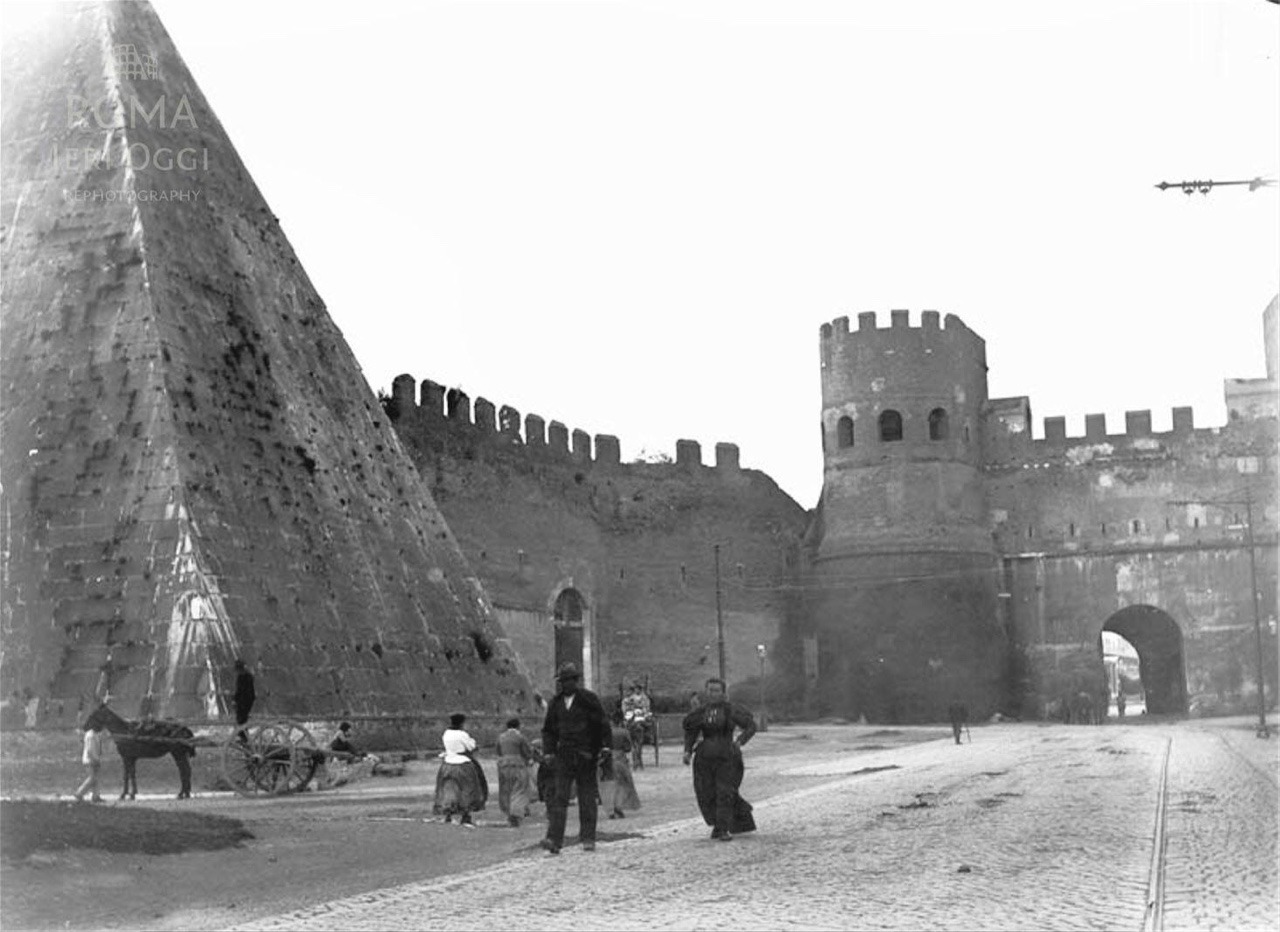Piazzale Ostiense (1896 ca) Porta San Paolo e la Piramide Cestia, nel mezzo ancora