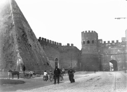 Piazzale Ostiense (1896 ca) Porta San Paolo e la Piramide Cestia, nel mezzo ancora in piedi le Mura Aureliane. Queste ultime crollarono, e non vennero mai ripristinate, durante il bombardamento del 3 marzo 1944.