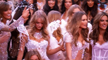 thesuperangels:  alanswiftie:  Taylor looks so happy when she gets her place in the group photo<333  elsa’s face in the first gif OMFG