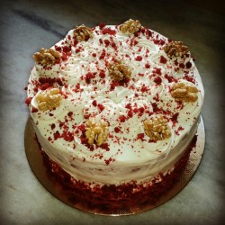 chezmari:  Red velvet cake com nozes :)