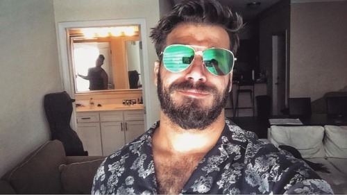 robeblr: It’s oppressively hot outside so indoor selfies are the gig 😎