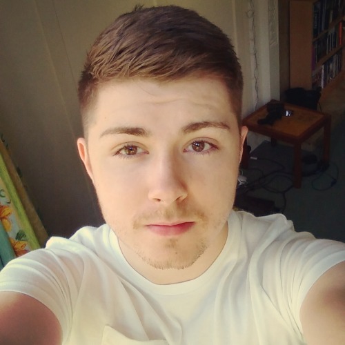 noccor:  150 followers - wow, thanks guys ya’ll awesome! Ik voel me popular! Feeling pretty popular. I need to shave. 