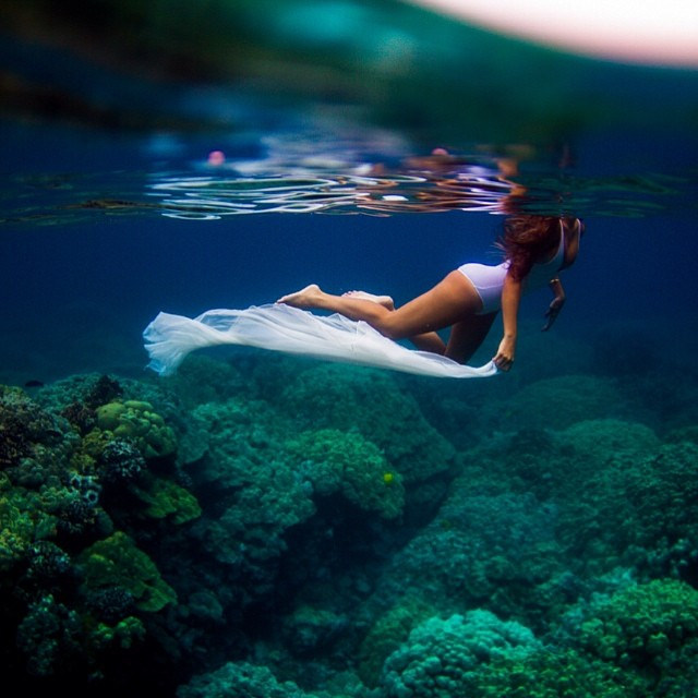 girls-snap:  Dancing around the sea with the lovely @kaliaas. #sarahleephoto #underthesea