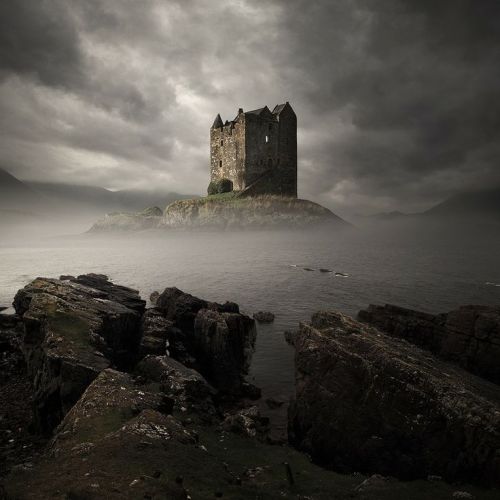 familiarleak:  harvestheart:  Stalker Castle, Scotland - via Tomasz Zaczeniuk  😍😍😍 