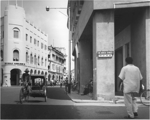 A street scene in Singapore, 1962.(Biblioteca de Arte-Fundação Caloust)