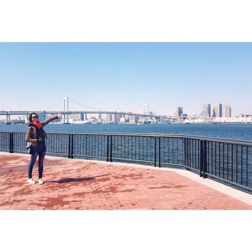 A tourist pointing at things (likely Mt Fuji) : @cloverfly (at Tokyo, Japan) www.instagram.c
