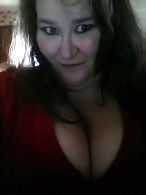 wickedlywenchy:  Someone requested that I show my face (???) along with my cleavage.I guess as proof that I am who I say I am…or maybe they just like my face……who knows…..lol. At any rate here it is……enjoy!