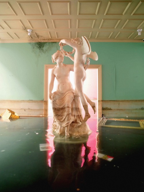 efedra:   Photographed by David LaChapelle 1. Museum, 2007 2. Statue, 2007 