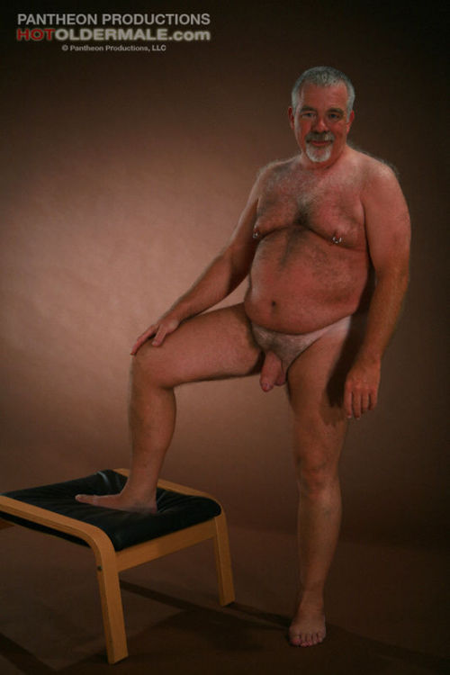 einheri:  hdwaxman:  Odio los anillos de los pezones, pero mira el tamaño de ese pito   More hot daddies on http://einheri.tumblr.com