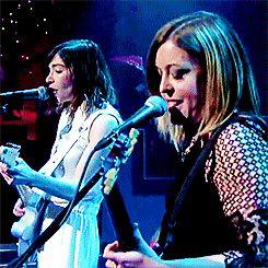 itsactuallycorrine:  sleater-kinney performs “a new wave” on letterman (x) 