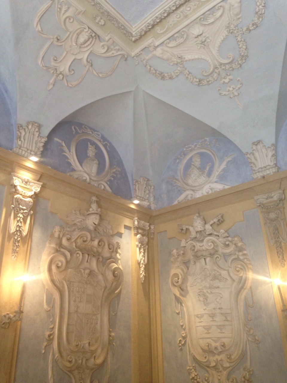 doc-martins:  came across some pleasing ceilings today 