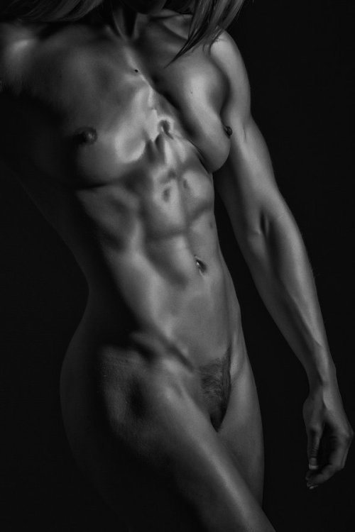 lazyreviewdreamland:  SCULPTED BODY ART….LOOK GREAT  NAKED FITNESS!! 