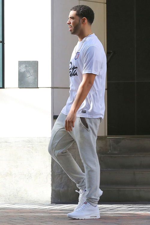 celebritiesofcolor:Drake leaving Nike Town
