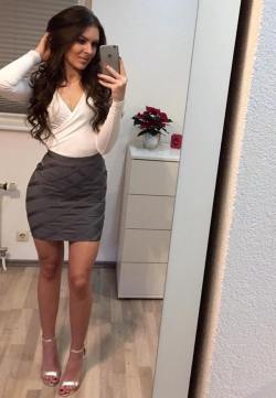 suki2links: teenswank2: Selma  I ❤️ her tight mini skirt and high heels, she has long sexy legs 