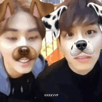 kkkkvvp:  best friend brian showing wonpil snapchat’s update and he’s fascinated