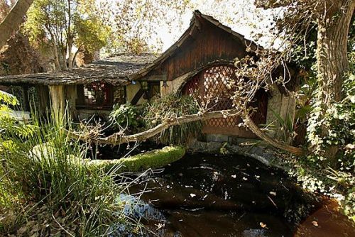 theowlandthekey: witches cottage Oh to be a witch in the woods…