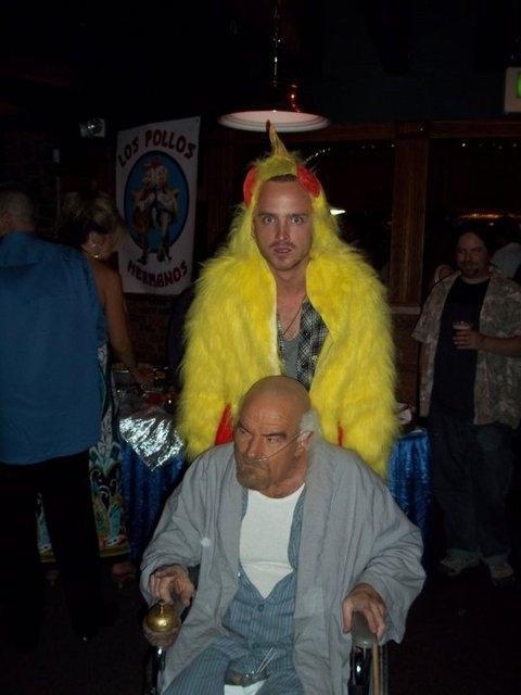 breakingbadamc:dailybreakingbad:Brian and Aaron as Hector and the Los Pollos mascothttp://dailybreak