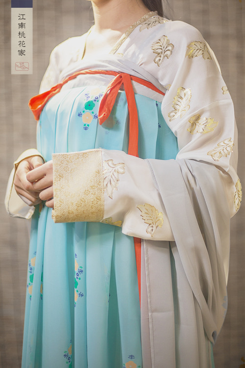 moonbeam-on-changan: Ruqun(襦裙), a common type of Chinese hanfu in Tang Dynasty style. Photos by 江南桃花