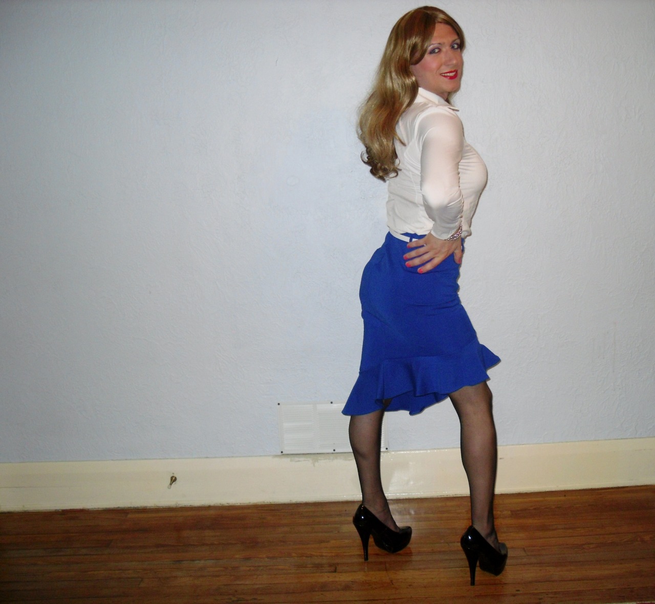 chanellenirok:    In this photoshoot, I wore a blue skirt and white blouse as part