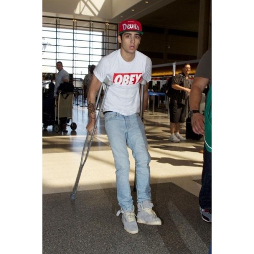 Zayn Malik degli One Direction si fa male alla gamba! In Aeroporto con&hellip; ❤ liked on Polyvo