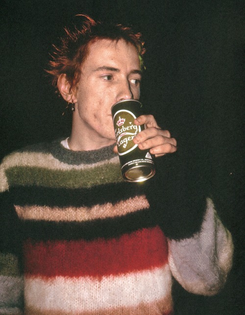 superblackmarket: Johnny Rotten photographed by Ray Stevenson, 1976