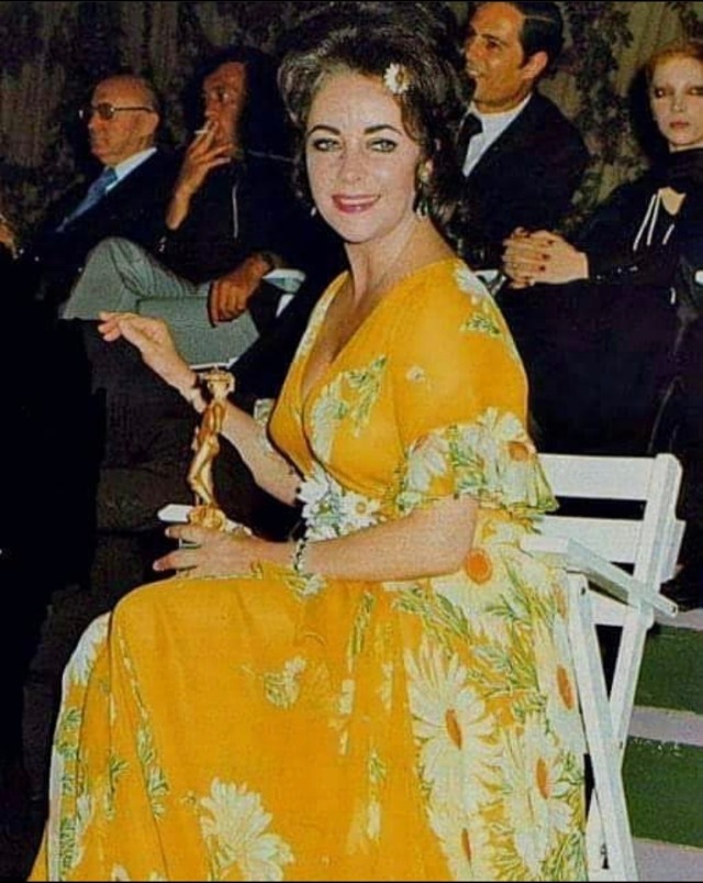 Elizabeth Taylor wins Best Foreign Actress for 