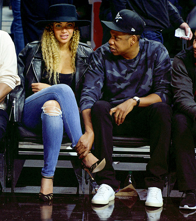 legalmexican:celebritiesofcolor:Beyonce and Jay-Z at the Los Angeles Clippers vs. Oklahoma City Thun