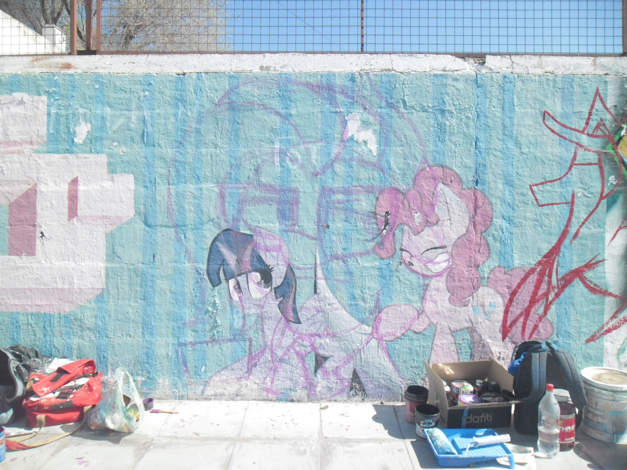 shinodage:     Last Sunday I finally met up with my friends and did some graffiti