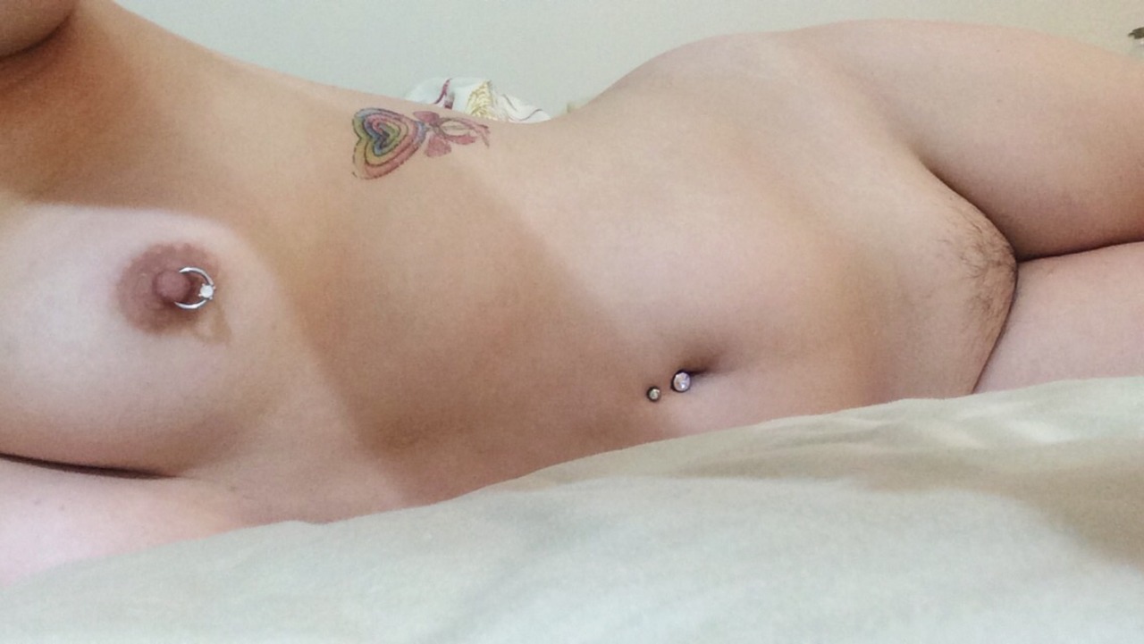 kitsandcollars:  snapchat nudes ♡