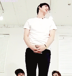taekwoonies:  Taekwoon’s ‘cute’ dance and an overjoyed Hakyeon 