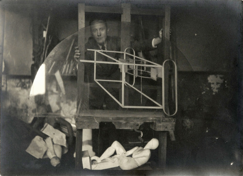34-iggorb73: Jacques Villon holding the work of Marcel Duchamp, Glissière ou étude pour Le Grand Ver