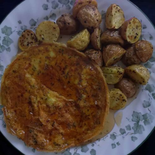 Egg White Omelet And Roasted Potatoes Cooked In The Air Fryer. #airfryer #eggwhites #potatoes #extravirginoliveoil