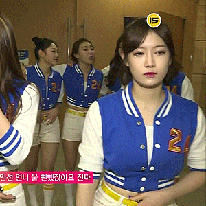 Yebin looking all fierce af after their performancebut….in the end she’s still a precious lil