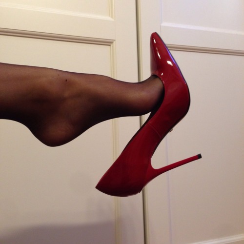 politinc: #heels #dangling #heelpop #redheels #buffalos #feet