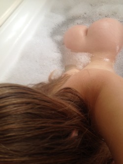 dontforgetforeplay:  Who loves bubble bath