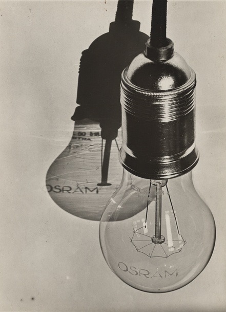 Hans Finsler, Osram lightbulb, 1928. Silver gelatin print. For the book Licht und Beleuchtung / Ligh