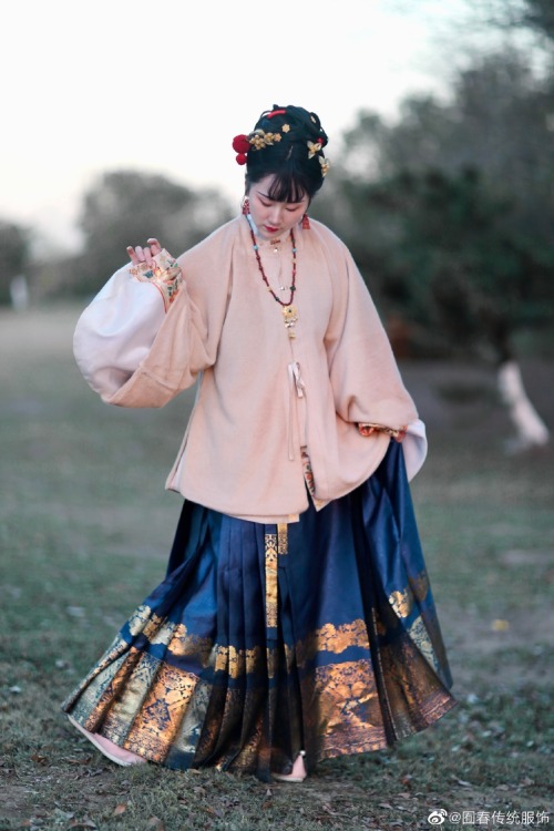 chinese hanfu and chinese lantern 